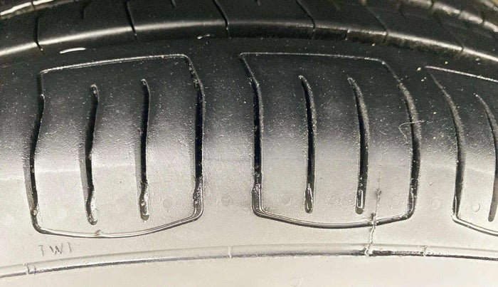 2016 Volkswagen Polo COMFORTLINE 1.2L, Petrol, Manual, 30,065 km, Left Front Tyre Tread