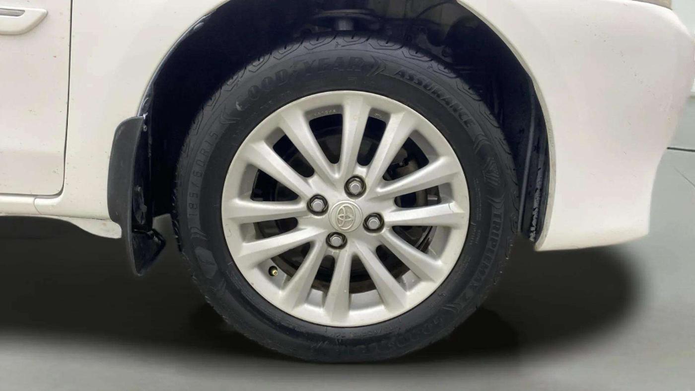 2013 Toyota Etios V, Petrol, Manual, 70,370 km, Right Front Wheel