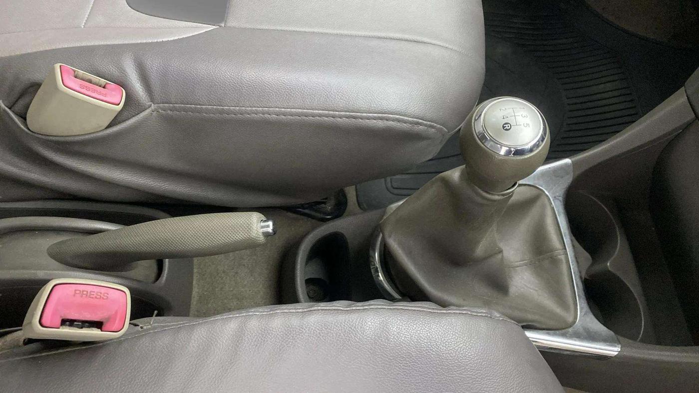 2013 Toyota Etios V, Petrol, Manual, 70,370 km, Gear Lever