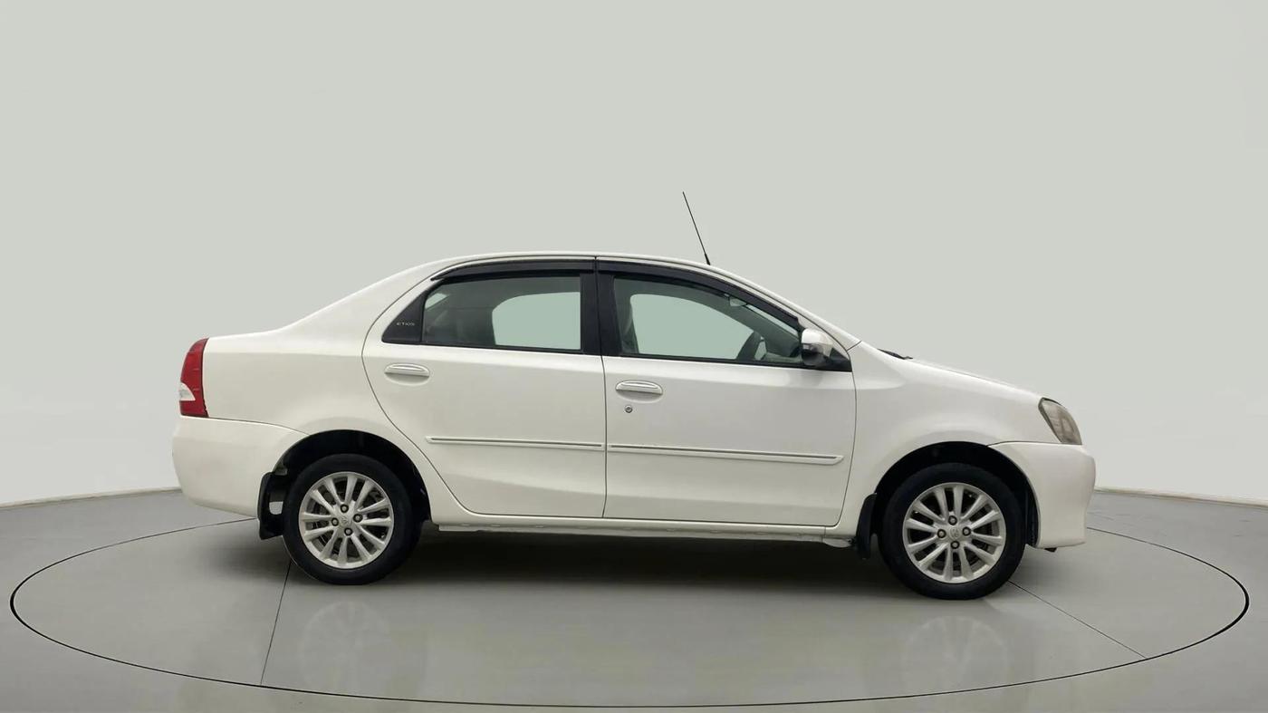 2013 Toyota Etios V, Petrol, Manual, 70,370 km, Right Side View