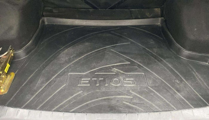 2013 Toyota Etios V, Petrol, Manual, 70,168 km, Boot Open Zoomed View