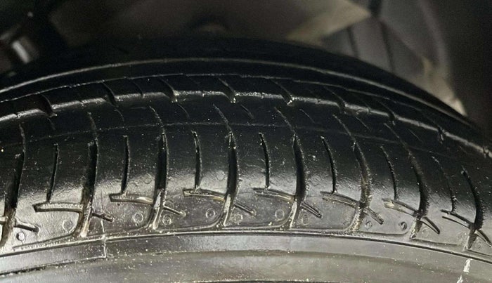 2015 Hyundai Grand i10 ASTA 1.2 KAPPA VTVT, CNG, Manual, 86,132 km, Right Front Tyre Tread