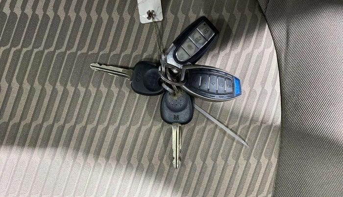 2018 Hyundai Xcent E+, CNG, Manual, 94,924 km, Key Close Up