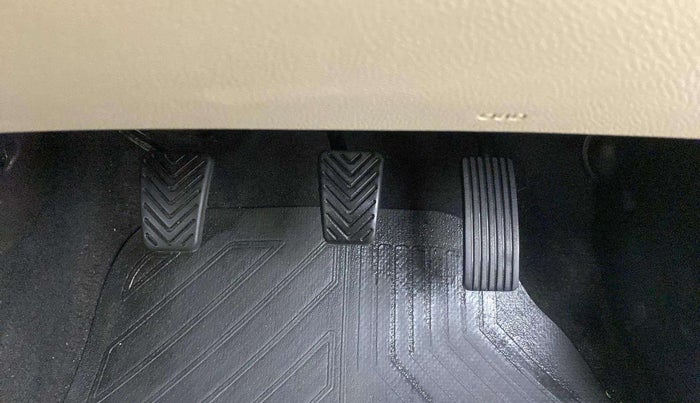 2017 Hyundai Eon ERA +, Petrol, Manual, 19,067 km, Pedals