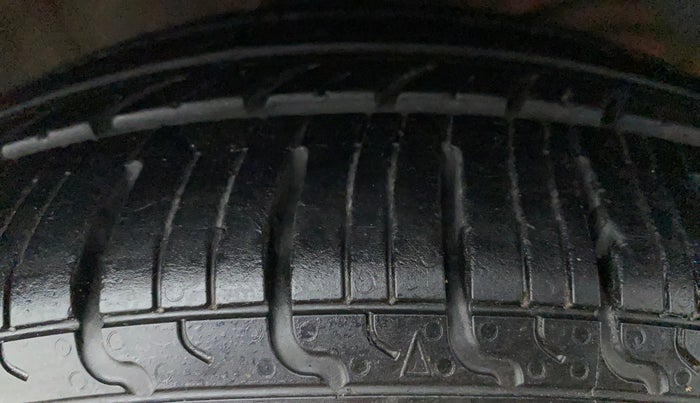 2018 Maruti Swift ZXI PLUS, Petrol, Manual, 93,938 km, Right Front Tyre Tread