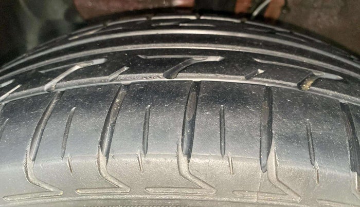2017 Hyundai Elite i20 SPORTZ 1.2, Petrol, Manual, 1,16,918 km, Left Front Tyre Tread