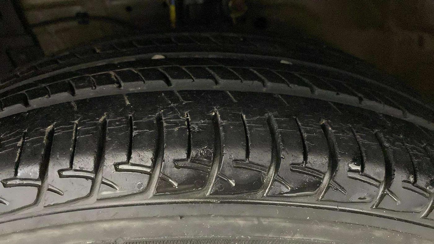 2017 Maruti Ertiga VXI ABS, Petrol, Manual, 19,785 km, Left Front Tyre Tread