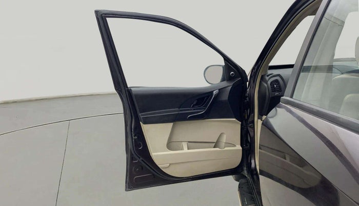 2016 Mahindra XUV500 W4, Diesel, Manual, 88,984 km, LHS Front Door