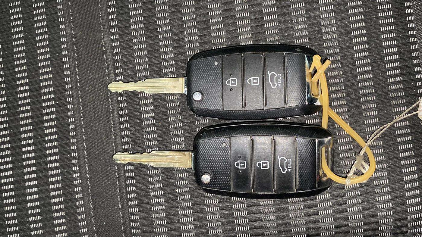 2022 KIA CARENS PRESTIGE 1.5 PETROL 7 STR, Petrol, Manual, 39,563 km, Key Close Up