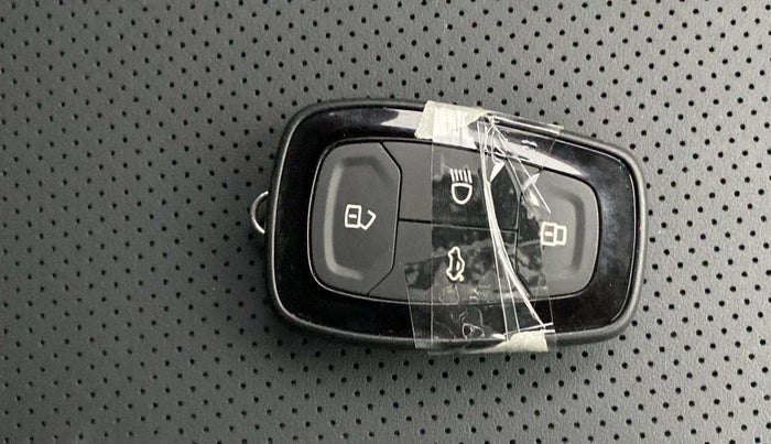 2024 Tata NEXON FEARLESS + SUNROOF DCA DUAL TONE 1.2 PETROL, Petrol, Automatic, 5,380 km, Key Close Up