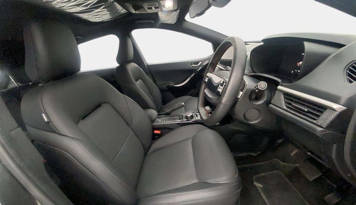 2024 Tata NEXON FEARLESS + SUNROOF DCA DUAL TONE 1.2 PETROL, Petrol, Automatic, 5,380 km, Right Side Front Door Cabin