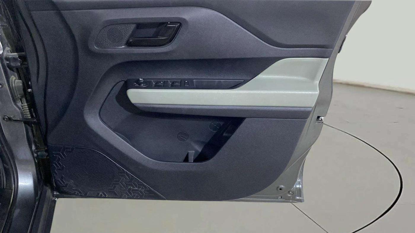 2023 Tata PUNCH ADVENTURE AMT, Petrol, Automatic, 12,557 km, Driver Side Door Panels Control