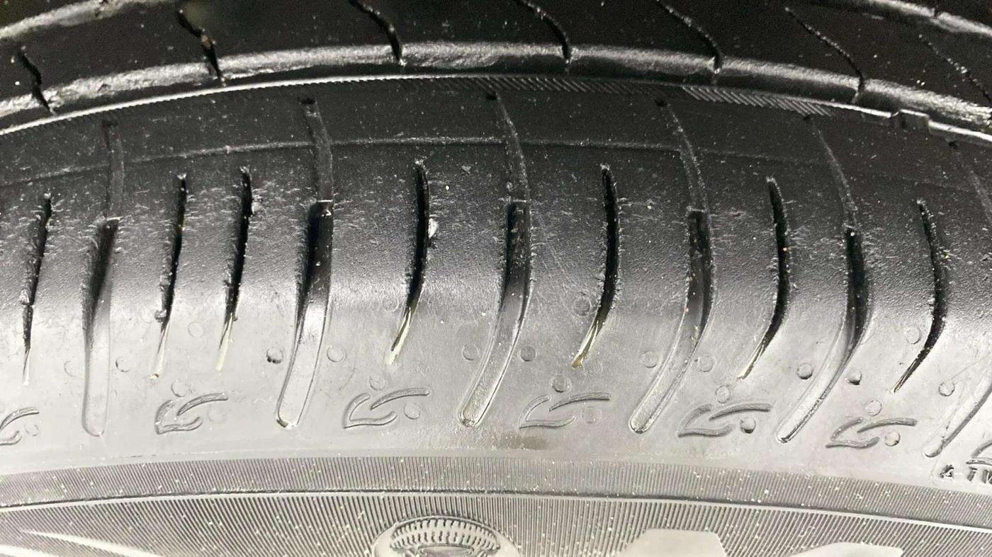 2022 Maruti BREZZA VXI SMART HYBRID, Petrol, Manual, 25,207 km, Left Front Tyre Tread
