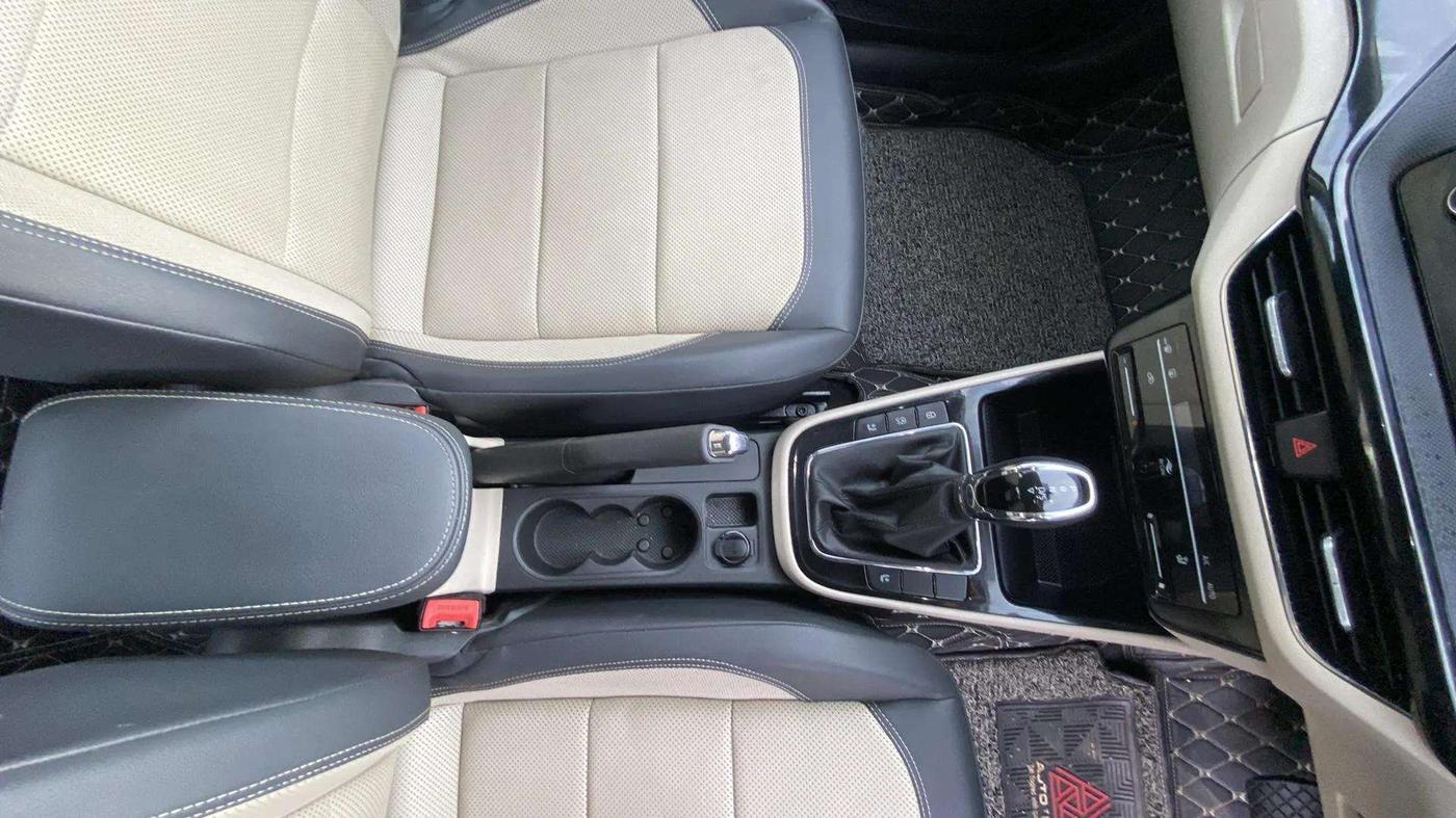 2023 Skoda SLAVIA STYLE 1.0L TSI AT, Petrol, Automatic, 30,639 km, Gear Lever