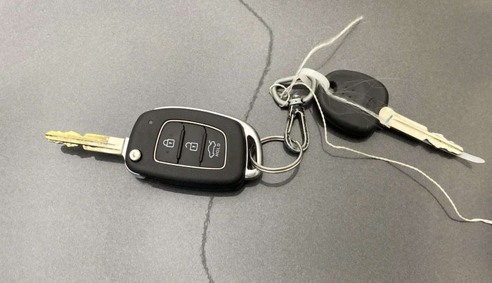2022 Hyundai AURA S 1.2 CNG, CNG, Manual, 47,438 km, Key Close Up