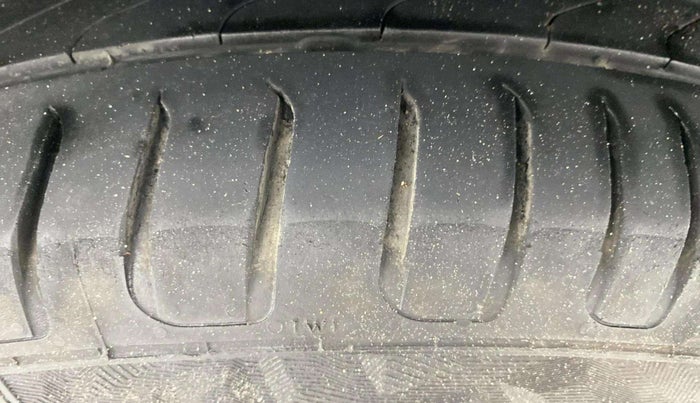 2017 Ford Ecosport TITANIUM+ 1.5L DIESEL, Diesel, Manual, 1,27,554 km, Right Rear Tyre Tread