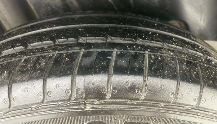 2022 Maruti Ciaz ZETA AT 1.5  SHVS PETROL, Petrol, Automatic, 20,727 km, Right Front Tyre Tread