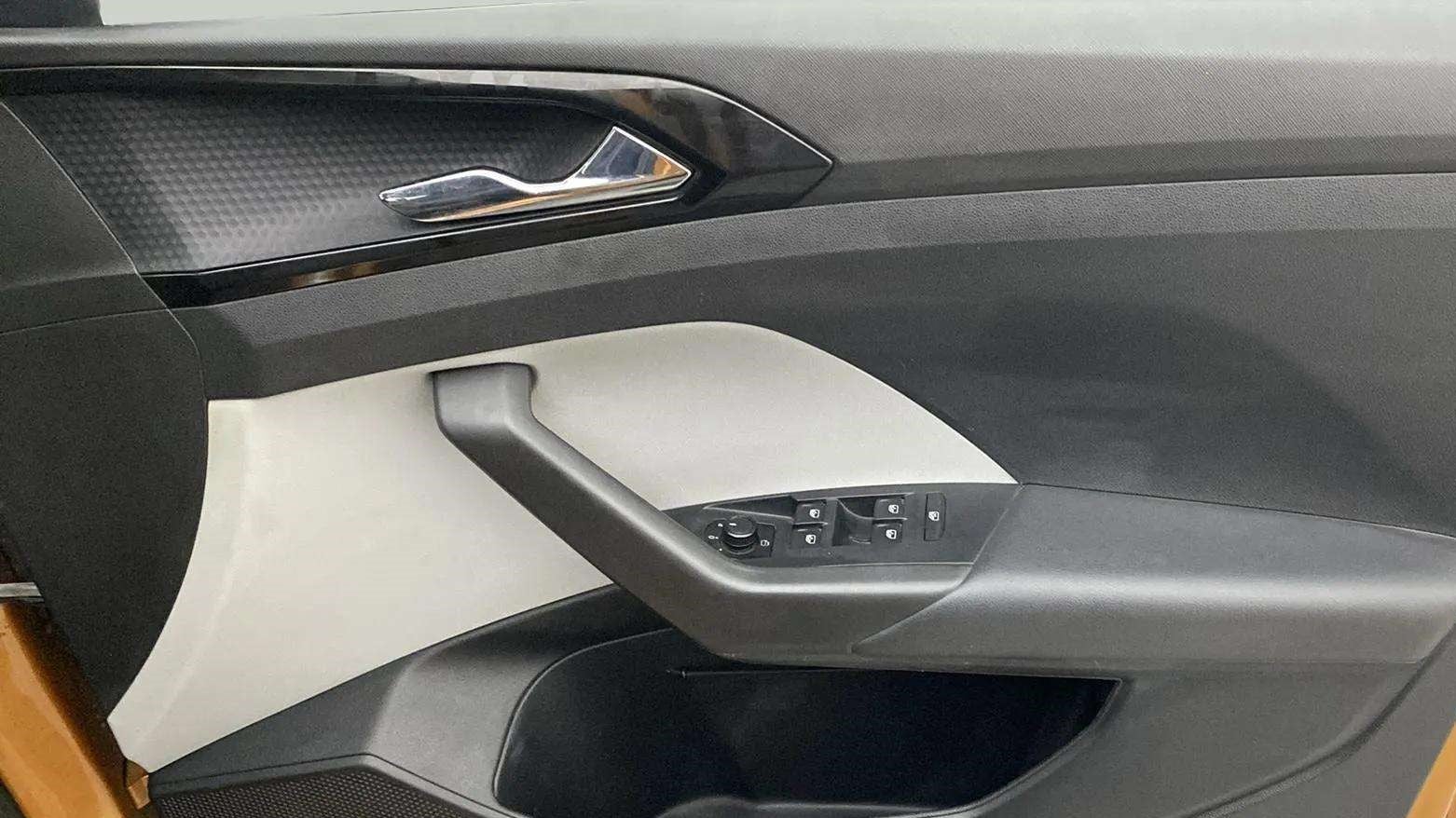 Driver-side-door-panel-control-39