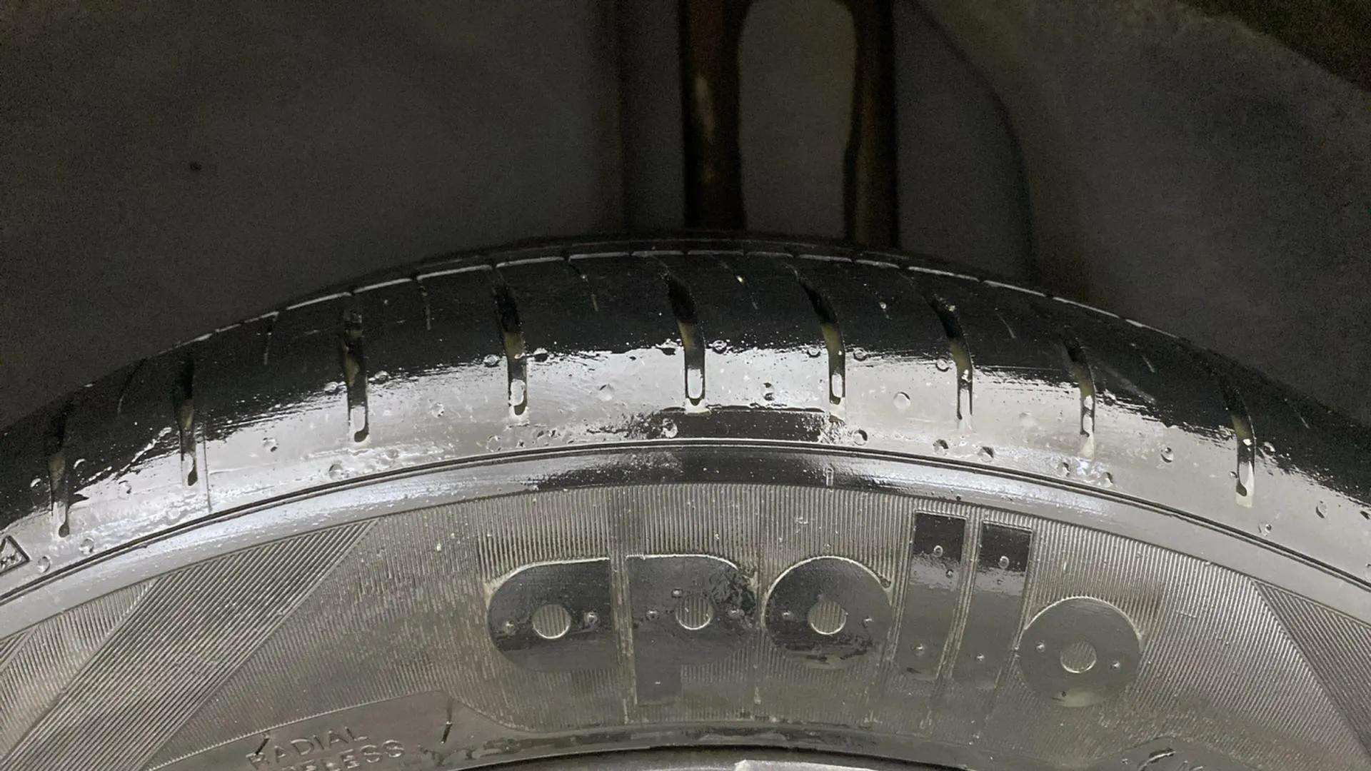 LHS-Rear-Tyre-Tread-21