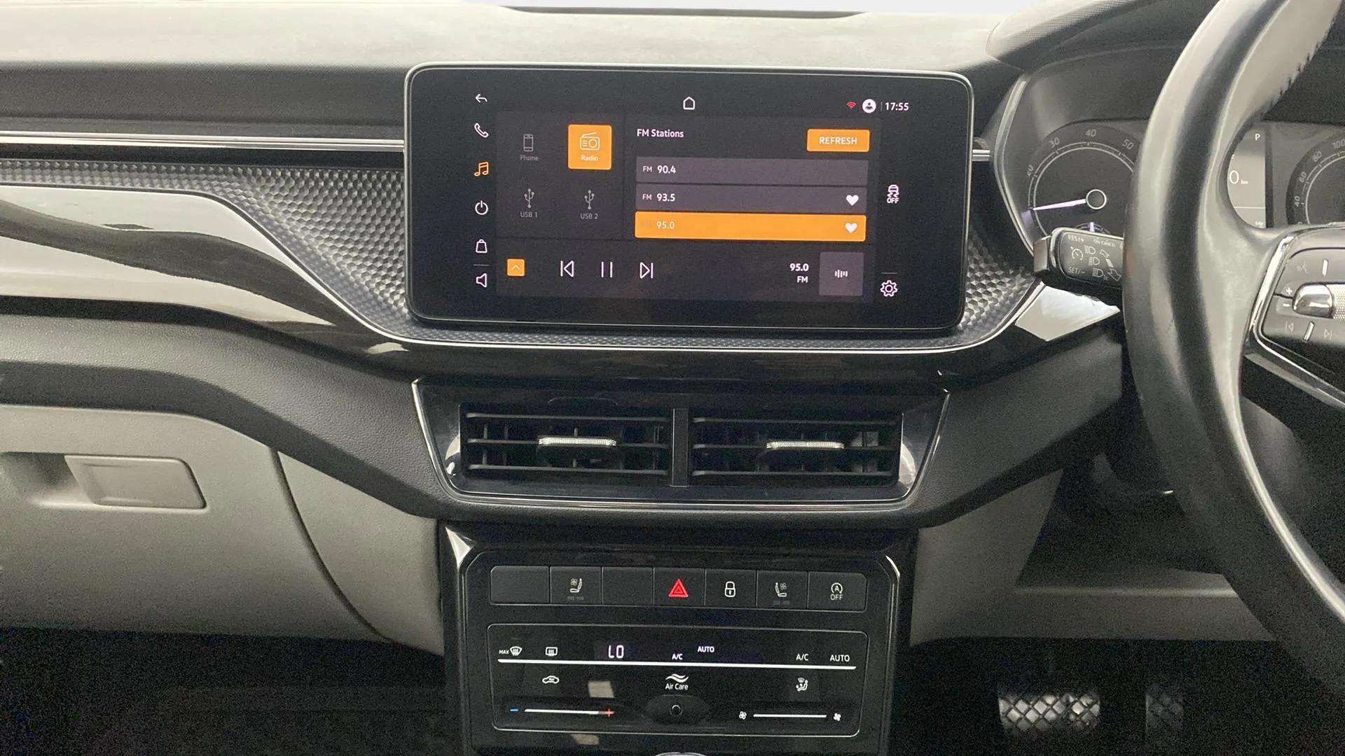 Center-console---infotainment-28