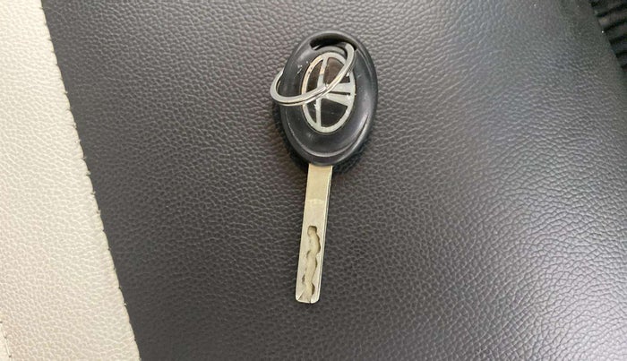 2021 Tata ALTROZ XE PETROL, Petrol, Manual, 34,306 km, Key Close Up