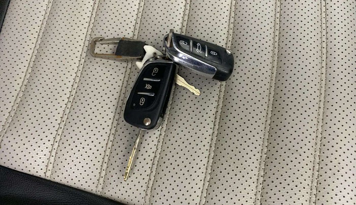 2022 KIA SONET HTE 1.5, Diesel, Manual, 75,817 km, Key Close Up