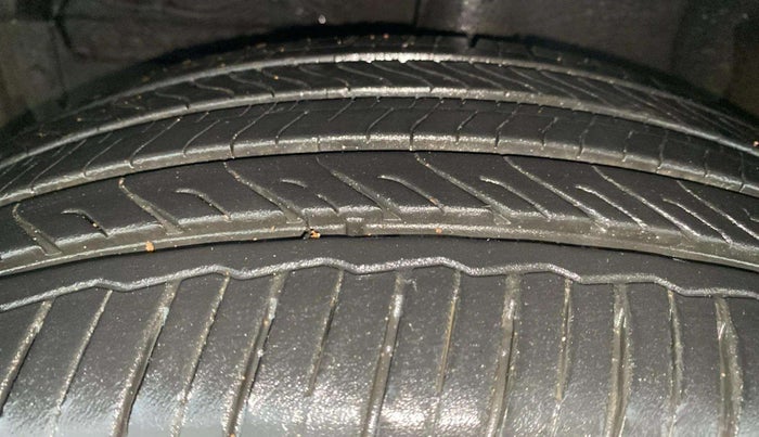 2015 Maruti S Cross ZETA 1.3, Diesel, Manual, 40,478 km, Left Front Tyre Tread