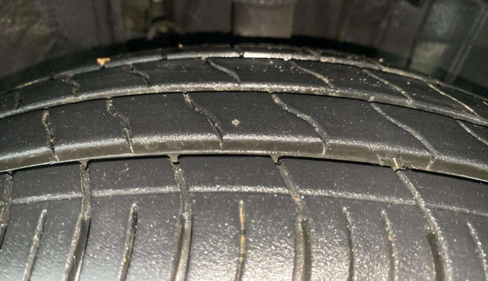 2022 Renault TRIBER RXZ AMT, Petrol, Automatic, 6,680 km, Right Front Tyre Tread