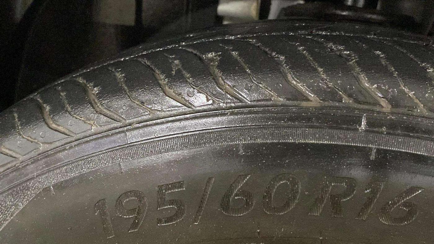 2022 Renault Kiger RXZ TURBO CVT, Petrol, Automatic, 32,073 km, Left Front Tyre Tread