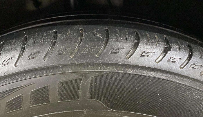 2023 KIA CARENS PREMIUM 1.5 PETROL 7 STR, Petrol, Manual, 23,789 km, Right Front Tyre Tread