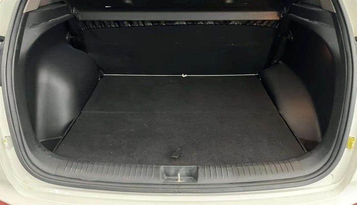 2017 Hyundai Creta SX PLUS 1.6 PETROL, Petrol, Manual, 94,383 km, Boot Inside