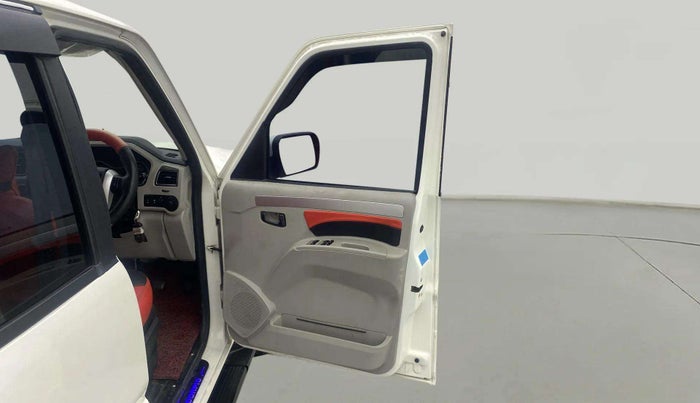 2022 Mahindra Scorpio S11 2WD, Diesel, Manual, 31,718 km, RHS Front Door