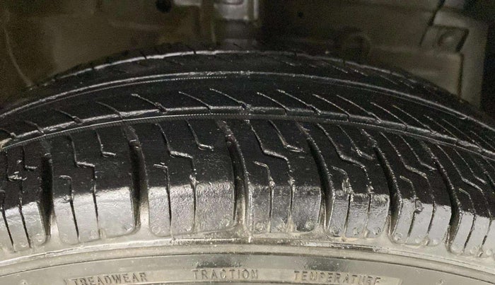 2017 Maruti Swift LXI (O), Petrol, Manual, 63,565 km, Right Front Tyre Tread