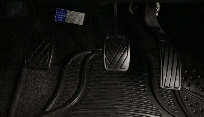 2017 Maruti Swift LXI (O), Petrol, Manual, 63,565 km, Pedals