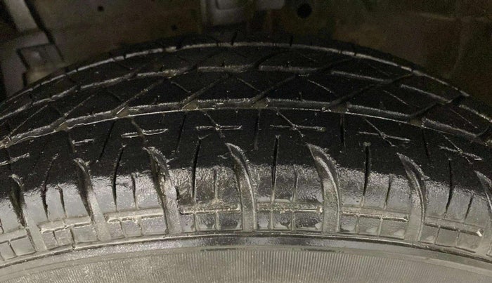 2017 Maruti Swift LXI (O), Petrol, Manual, 63,565 km, Left Front Tyre Tread