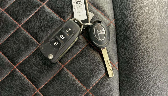 2021 Tata ALTROZ XE PETROL, Petrol, Manual, 28,917 km, Key Close Up
