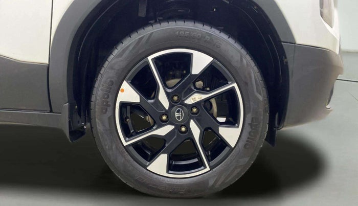 2024 Tata PUNCH Creative Dual Tone AMT Sunroof , Petrol, Automatic, 7,296 km, Right Front Wheel