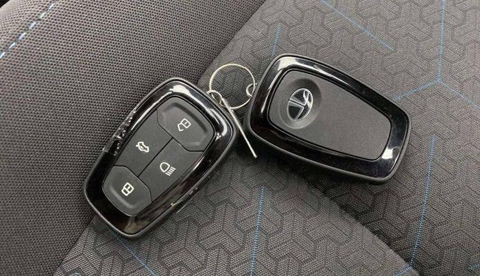 2024 Tata PUNCH Creative Dual Tone AMT Sunroof , Petrol, Automatic, 7,296 km, Key Close Up