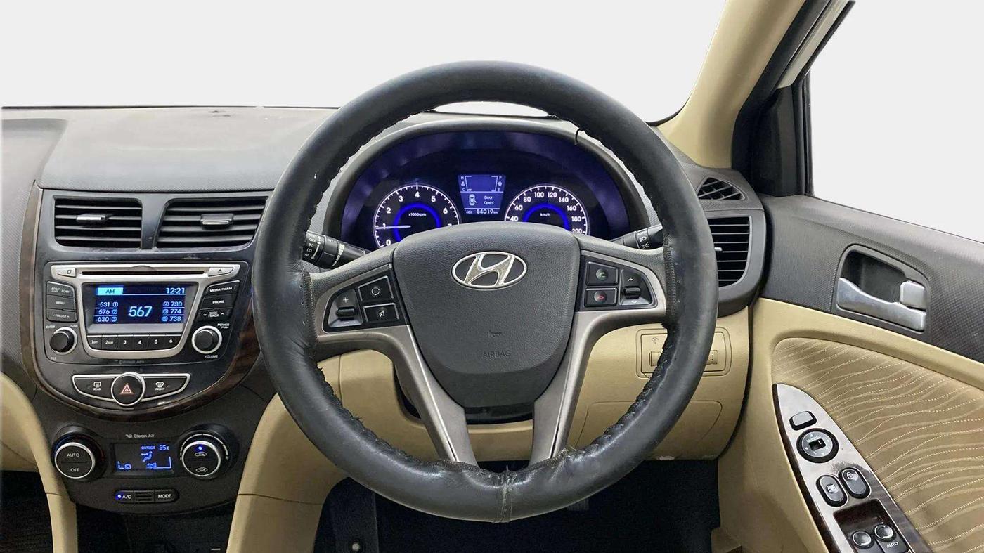 2015 Hyundai Verna FLUIDIC 4S 1.6 VTVT S(O), Petrol, Manual, 54,054 km, Steering Wheel Close Up