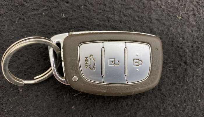 2015 Hyundai Verna FLUIDIC 4S 1.6 VTVT S(O), Petrol, Manual, 53,997 km, Key Close Up