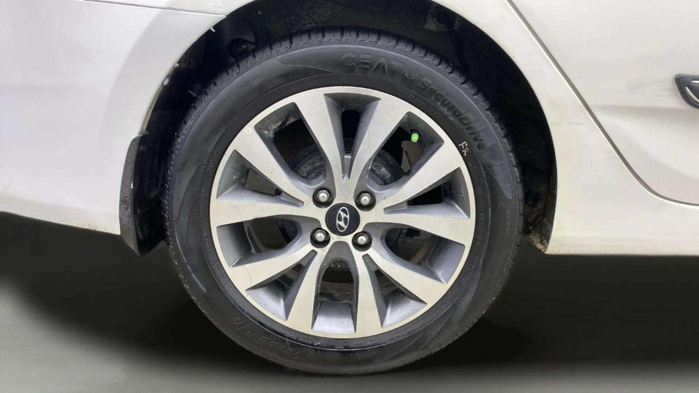 2015 Hyundai Verna FLUIDIC 4S 1.6 VTVT S(O), Petrol, Manual, 54,054 km, Right Rear Wheel