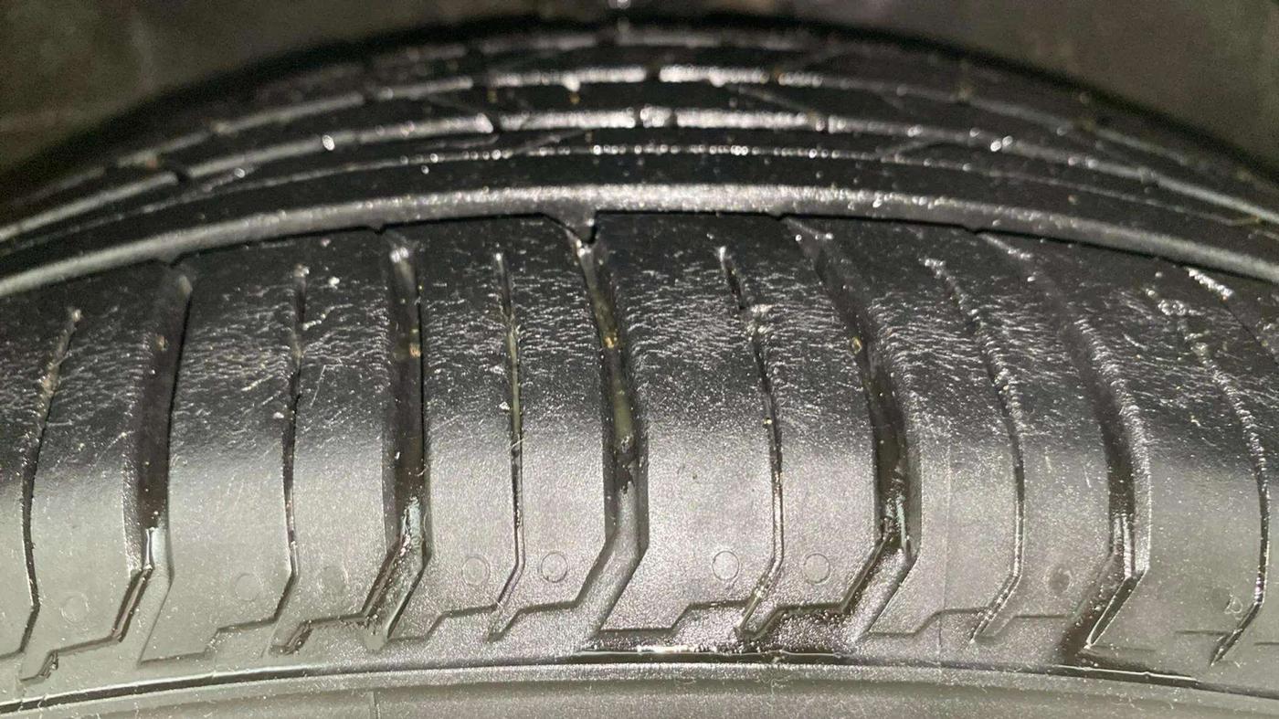 2015 Hyundai Verna FLUIDIC 4S 1.6 VTVT S(O), Petrol, Manual, 54,054 km, Right Front Tyre Tread