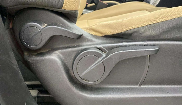 2019 Mahindra XUV500 W9, Diesel, Manual, 88,963 km, Driver Side Adjustment Panel