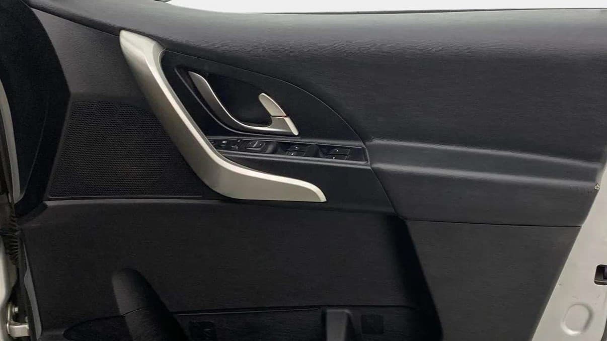2019 Mahindra XUV500 W9, Diesel, Manual, 88,963 km, Driver Side Door Panels Control