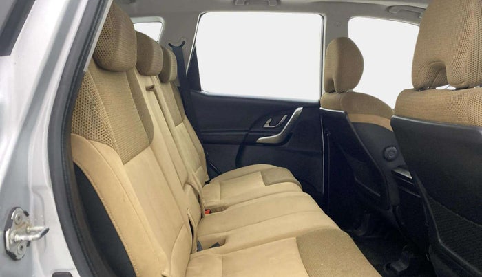 2019 Mahindra XUV500 W9, Diesel, Manual, 88,963 km, Right Side Rear Door Cabin
