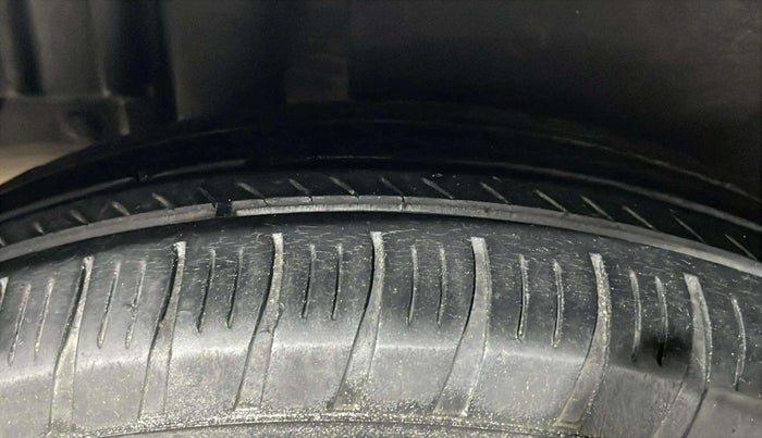 2015 Maruti Swift Dzire VXI, Petrol, Manual, 45,718 km, Right Rear Tyre Tread