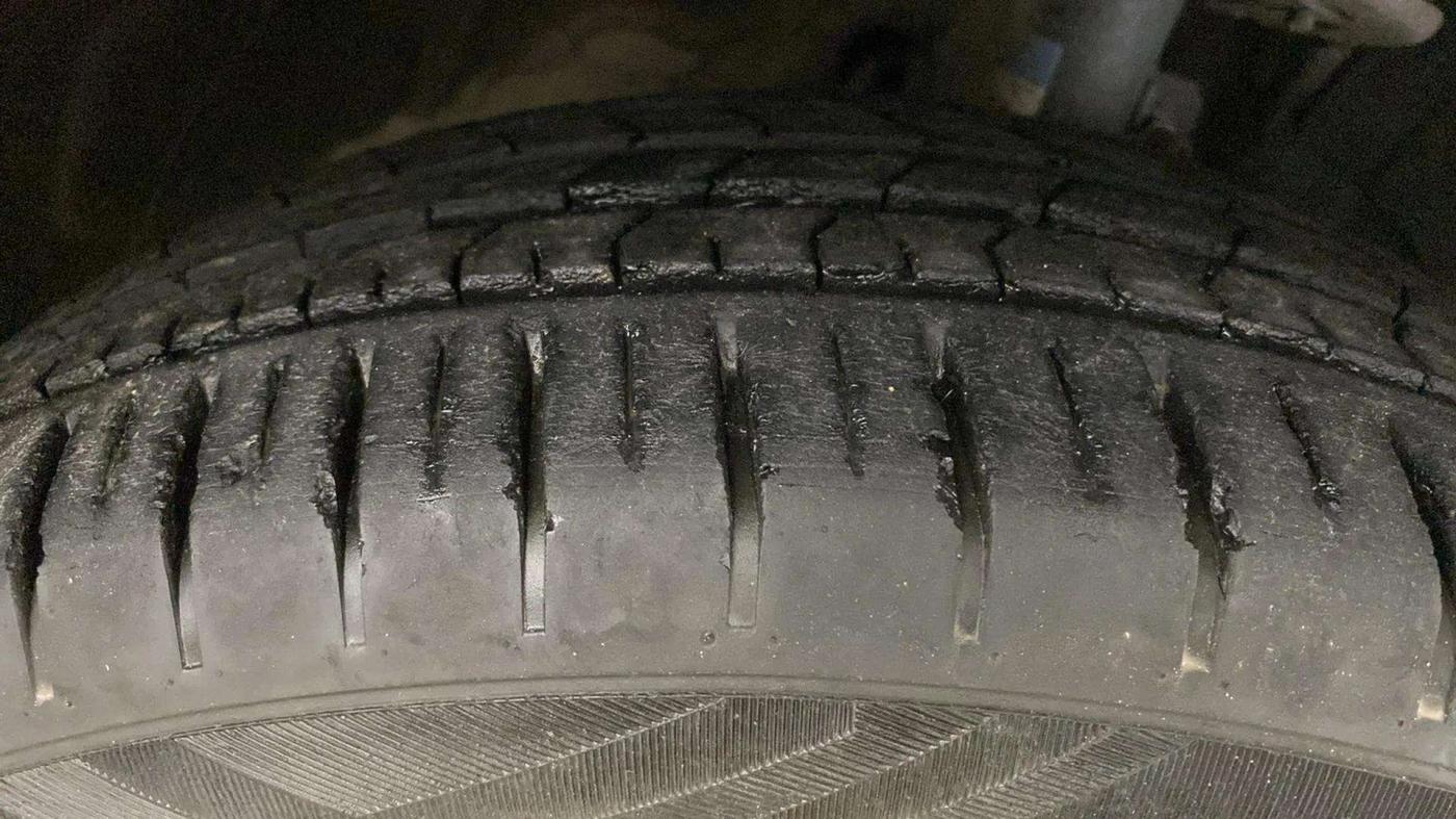 2023 Toyota Glanza G AMT, Petrol, Automatic, 25,499 km, Right Front Tyre Tread