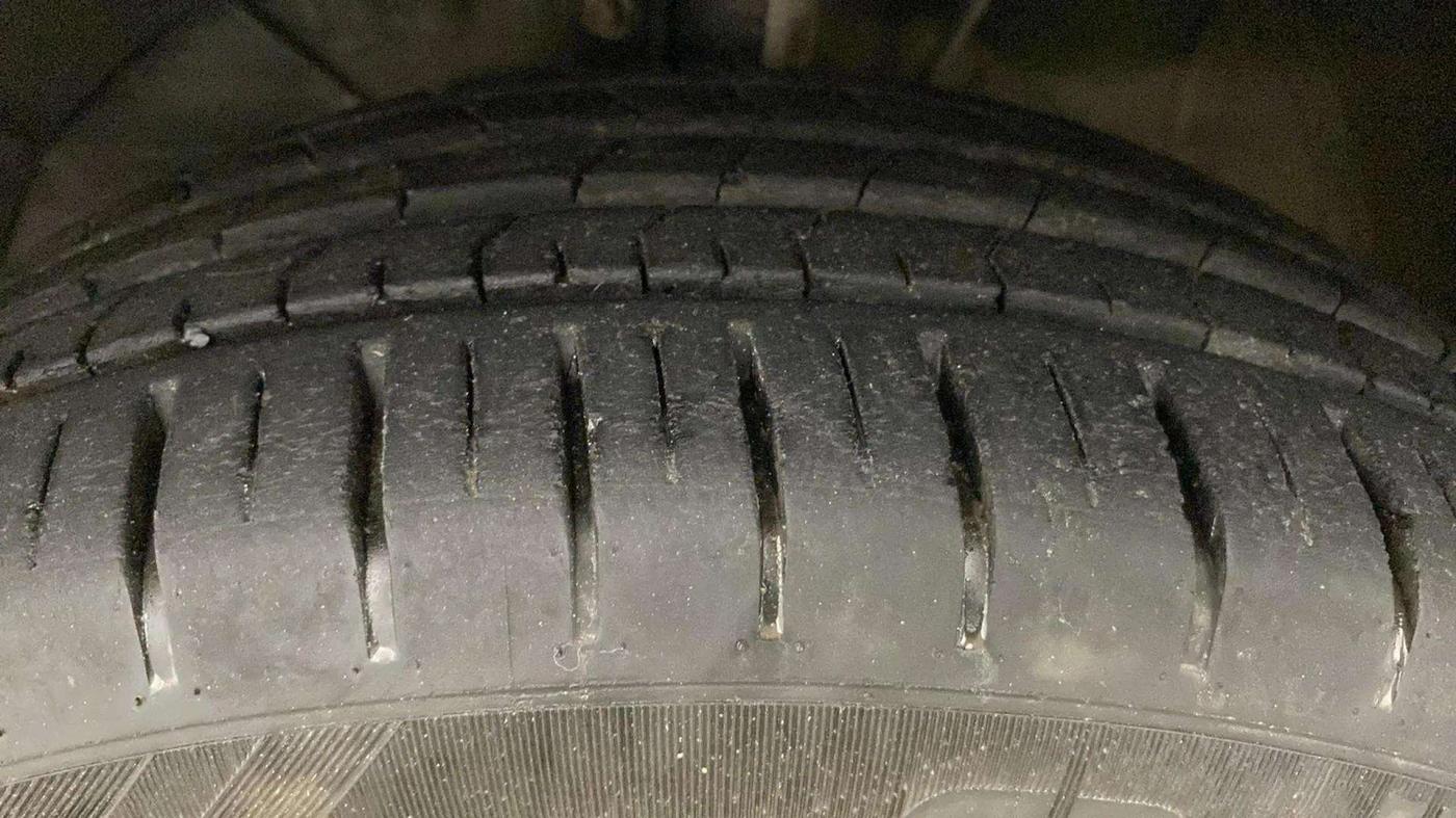 2023 Toyota Glanza G AMT, Petrol, Automatic, 25,499 km, Left Front Tyre Tread