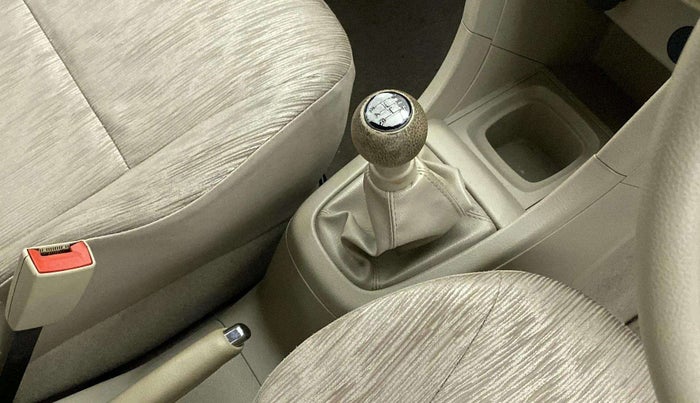 2012 Maruti Ertiga VXI, Petrol, Manual, 52,904 km, Gear lever - Knob cover torn