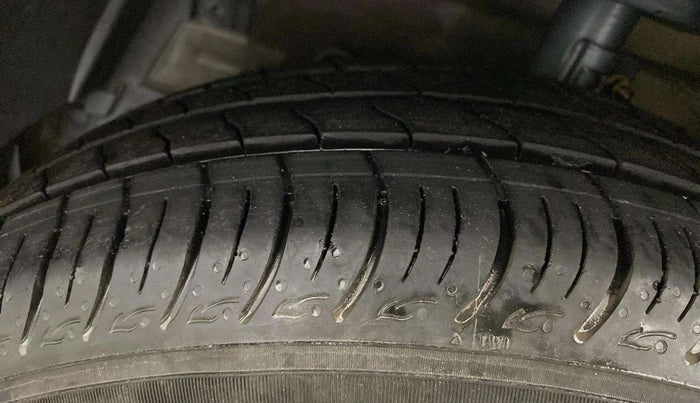 2012 Maruti Ertiga VXI, Petrol, Manual, 52,904 km, Left Front Tyre Tread